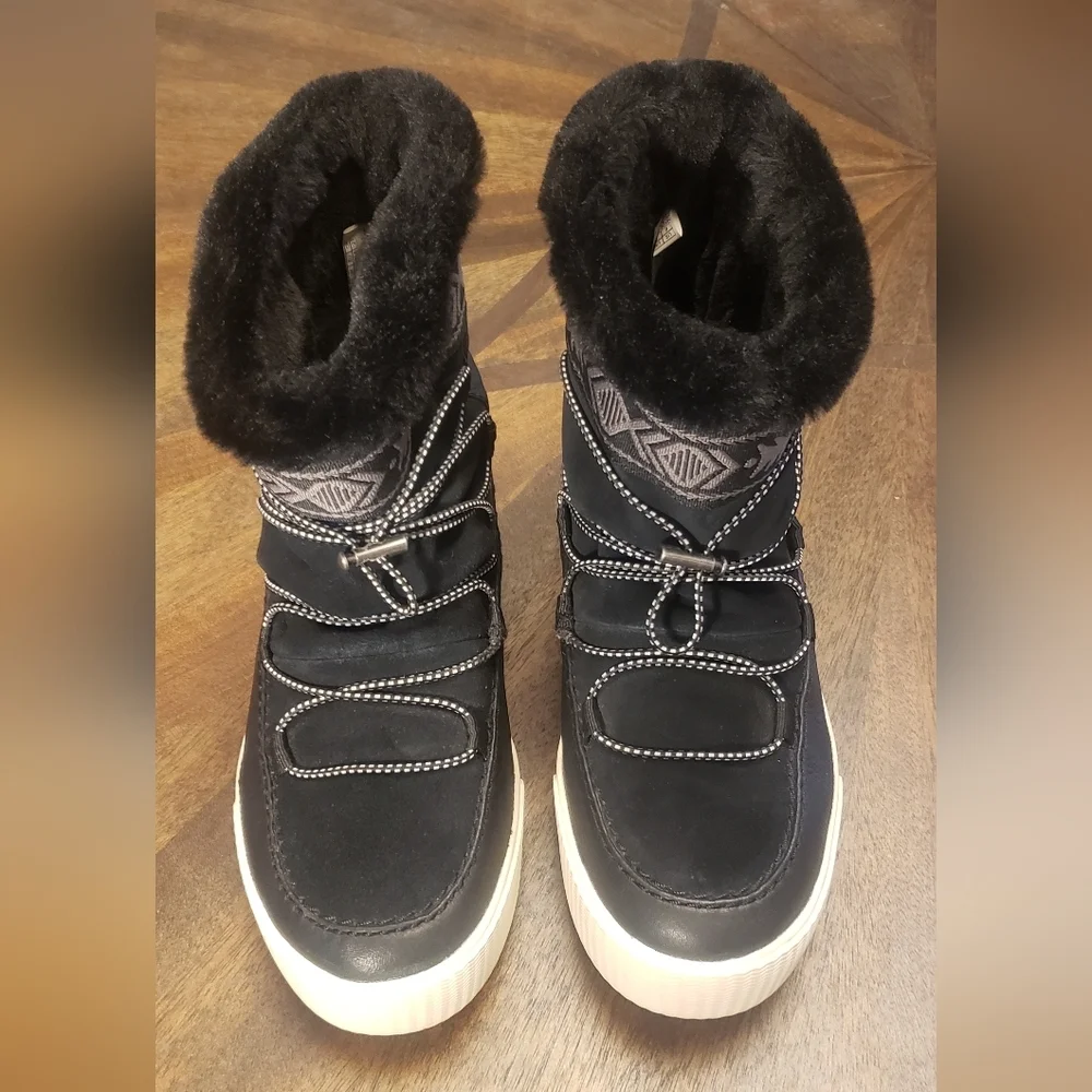 Tom's Alpine Round Toe Stylish Black Winter Boots Size 6